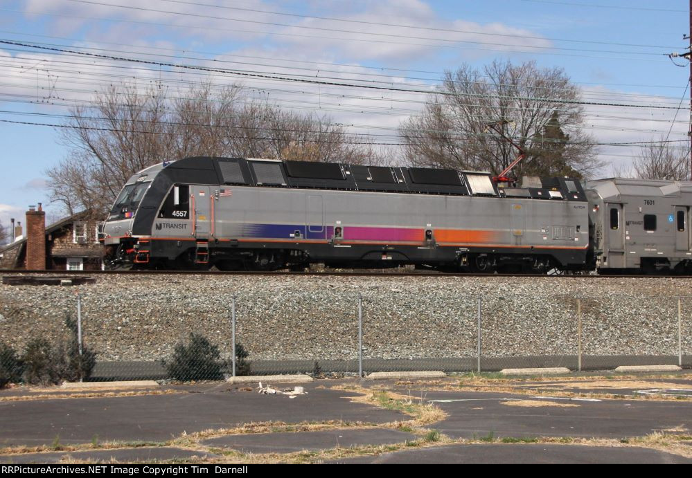 NJT 4557 shoves east.